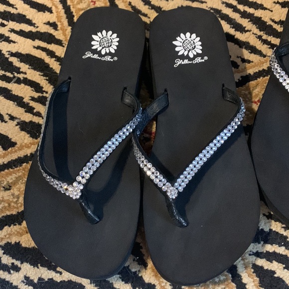 YELLOW BOX BLACK Mellow Mat BEADED Sandals - Picture 2 of 6